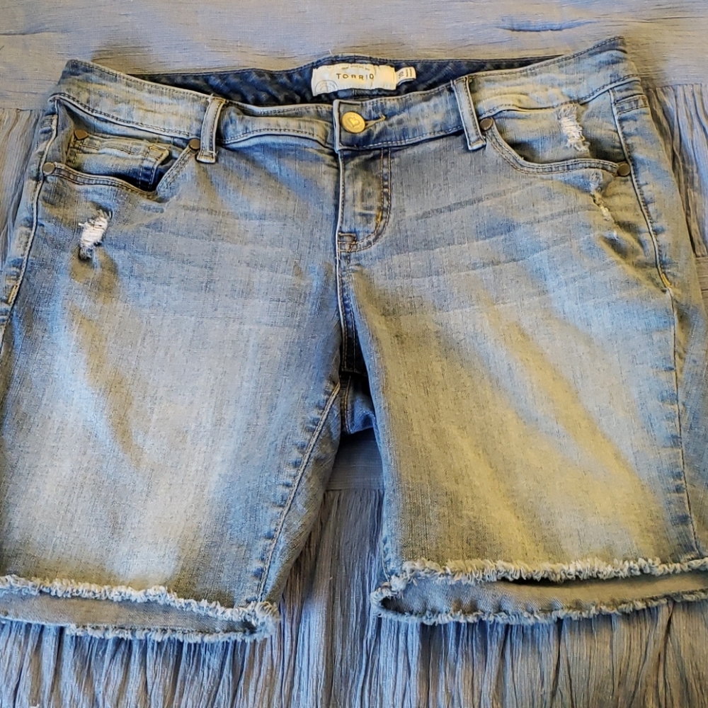 Torrid boyfriend Bermuda short light wash size 10
